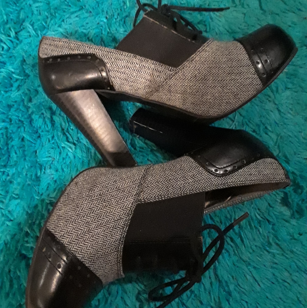 Apt. 9 Black and Gray Heels